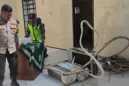 Pak Bhabin Peduli Tempat Ibadah, Aiptu Awang Ajak Warga Gotong Royong Bersihkan Material dan Mengamankan Barang Milik Masjid Al Islah yang Atapnya Ambruk
