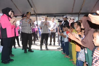 Polri Hadirkan Kepedulian, Berikan Trauma Healing bagi Pengungsi Gempa di Maumere