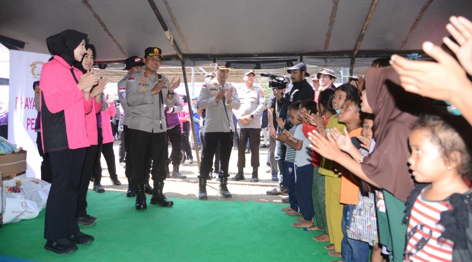 Polri Hadirkan Kepedulian, Berikan Trauma Healing bagi Pengungsi Gempa di Maumere