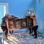 Bantu Warga Selamatkan Harta Benda, Personel SAR Korbrimob Bergerak ke Satar Padut