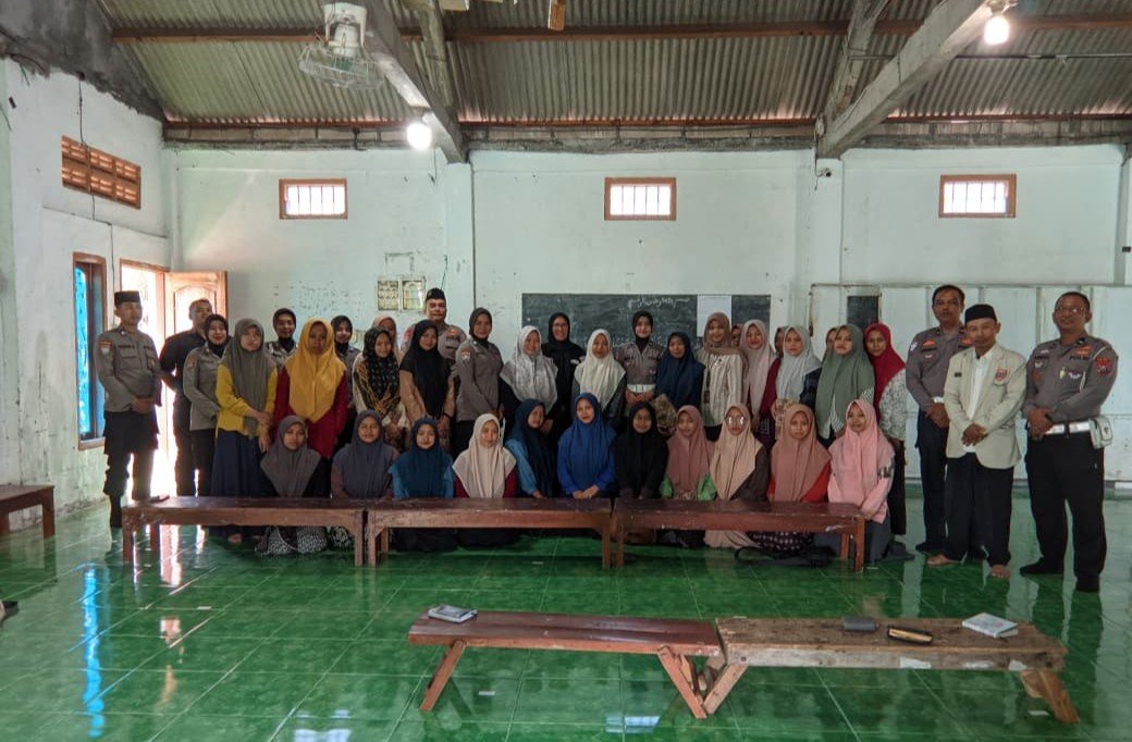 Polwan Polres Ngawi Gandeng Da'i Kamtibmas Edukasi Santri Cegah Perilaku Kekerasan