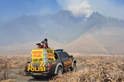 Polres Probolinggo Terjunkan Personel dan Armada Modifikasi untuk Padamkan Karhutla di Blok Pengol Bromo