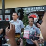 Tersangka mengaku mendapatkan sabu tersebut dari seorang bandar berinisial ADT yang kini berstatus DPO. Transaksi dilakukan langsung di sebuah warung kopi kawasan Jalan Kunti, Surabaya