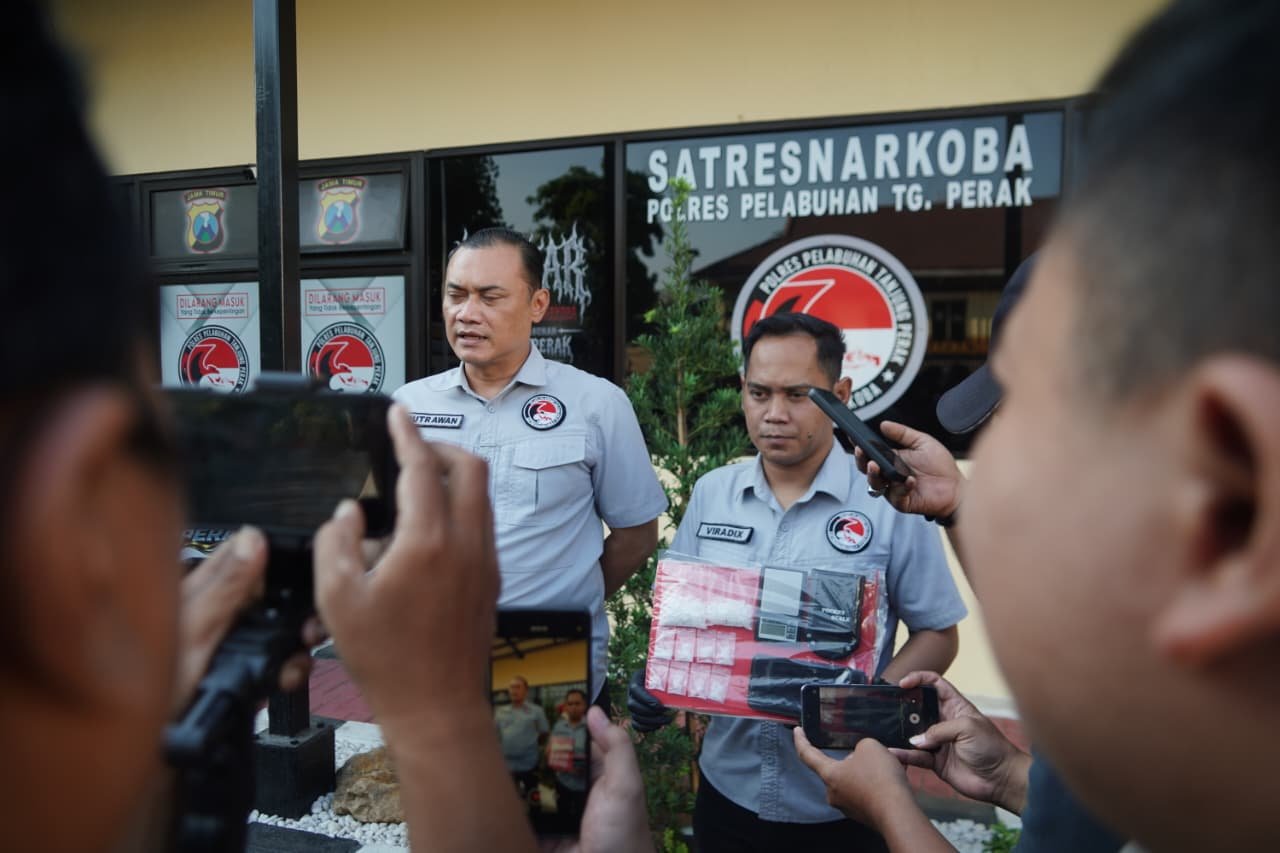 Tersangka mengaku mendapatkan sabu tersebut dari seorang bandar berinisial ADT yang kini berstatus DPO. Transaksi dilakukan langsung di sebuah warung kopi kawasan Jalan Kunti, Surabaya