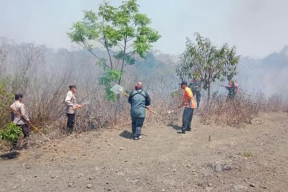 Sinergi Polres Bondowoso dan Tim Gabungan Padamkan Karhutla di Kawasan Wisata Black Lava Ijen
