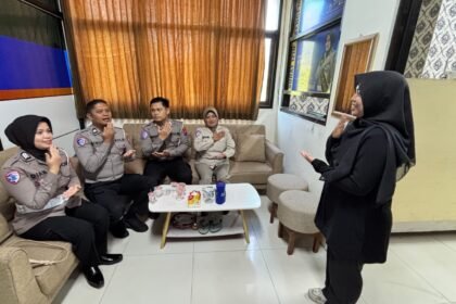 Polres Probolinggo Kota Latih Personel Satpas Bahasa Isyarat, Wujudkan Pelayanan Ramah Disabilitas