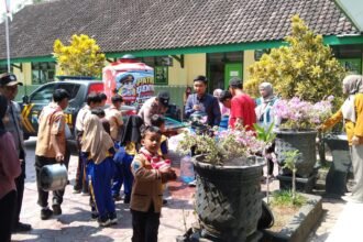 Patroli Gentong Polres Trenggalek Salurkan Air Bersih untuk Sekolah dan Tempat Ibadah