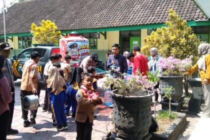 Patroli Gentong Polres Trenggalek Salurkan Air Bersih untuk Sekolah dan Tempat Ibadah