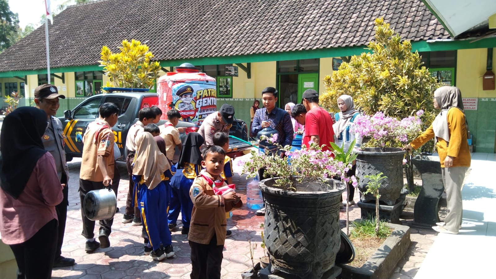 Patroli Gentong Polres Trenggalek Salurkan Air Bersih untuk Sekolah dan Tempat Ibadah