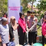 Atasi Krisis Air, Polres Bangkalan Distribusikan 48.000 Liter Air Bersih di Dua Kecamatan