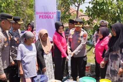 Atasi Krisis Air, Polres Bangkalan Distribusikan 48.000 Liter Air Bersih di Dua Kecamatan