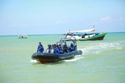 Ditpolairud Polda Jatim Kerahkan 4 Kapal Sisir Perairan Sumenep dan Masalembu Cari Korban KM Virgo Transport 8