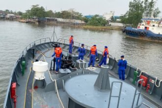 Gelombang Kurang Bersahabat, Kapal Polri Tetap Sisir Laut Bersama Tim Sar Cari Korban Km Virgo Transport 8