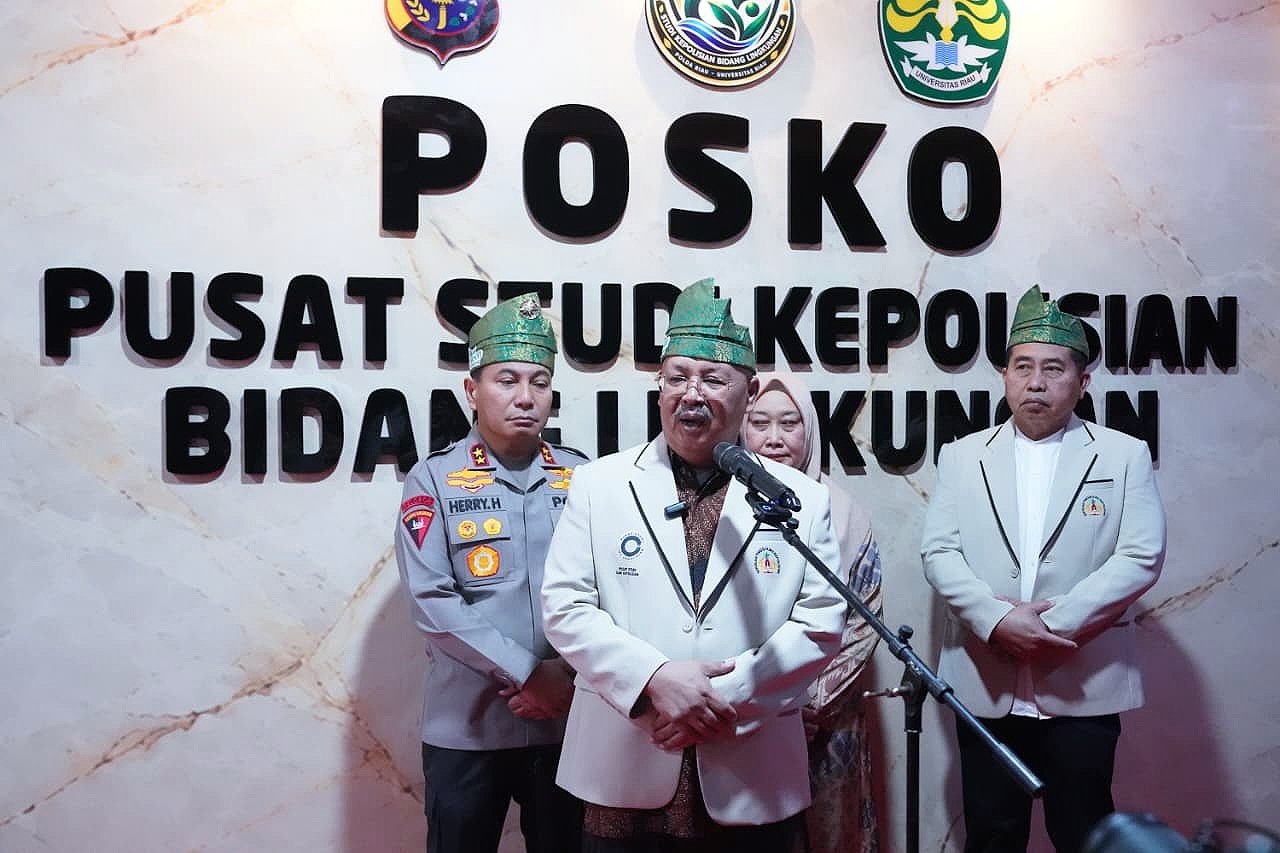 Pengembangan ilmu kepolisian tidak hanya berkaitan dengan aspek keamanan dan penegakan hukum, tetapi juga membutuhkan kajian terhadap persoalan lingkungan yang semakin kompleks.