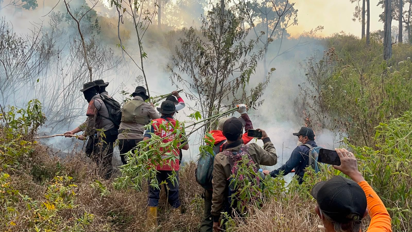Kebakaran hutan yang sebelumnya sempat dinyatakan padam, kini kembali menyala di lokasi kebakaran awal, tepatnya di Petak 100 Gunung Buthak, Kecamatan Pujon, Kabupaten Malang
