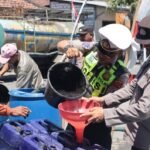 Polres Gresik Peduli, Salurkan Bantuan Air Bersih untuk Warga 3 Desa di Balongpanggang
