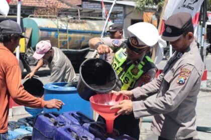 Polres Gresik Peduli, Salurkan Bantuan Air Bersih untuk Warga 3 Desa di Balongpanggang
