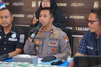 Polres Gresik Sita 10,8 Kg Ganja di Gudang Ekspedisi