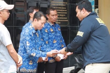 Polres Lamongan Beri Penghargaan Empat Warga yang Gagalkan Curanmor di Puskesmas Deket