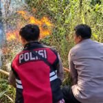 Polres Magetan Bersama Tim Gabungan Tangani Karhutla di Panekan Lereng Gunung Lawu