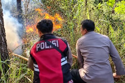 Polres Magetan Bersama Tim Gabungan Tangani Karhutla di Panekan Lereng Gunung Lawu