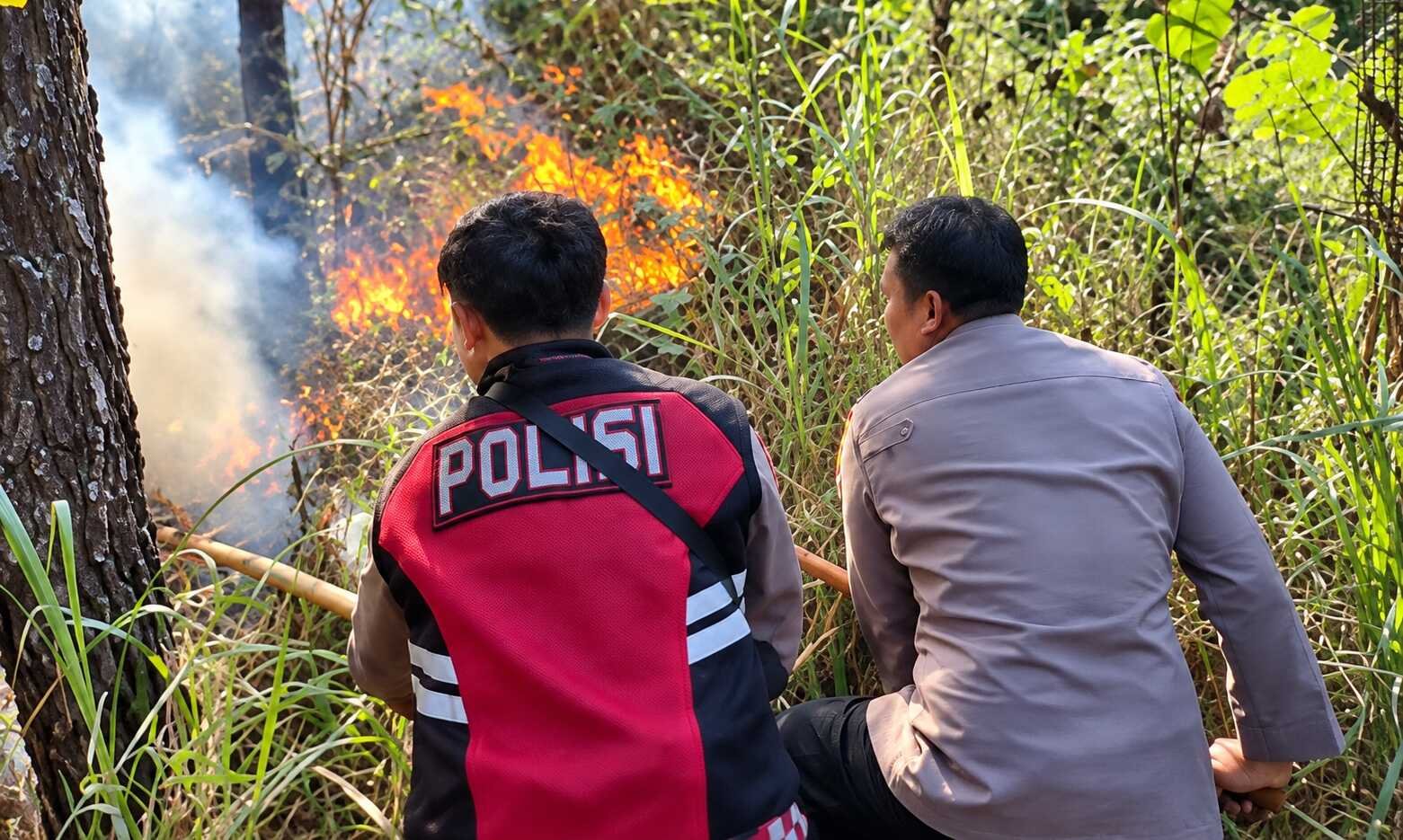 Polres Magetan Bersama Tim Gabungan Tangani Karhutla di Panekan Lereng Gunung Lawu