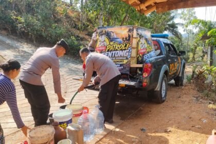 Polres Trenggalek Pasok Ribuan Liter Air Bersih Pakai Mobil Patroli Modifikasi