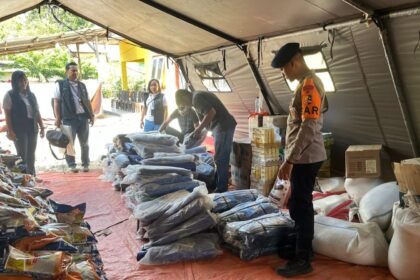 Dukungan Logistik Terus Mengalir, Satgas SAR Korbrimob Terima Bantuan Terpal di Reo