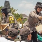 Polwan Polres Blitar Berikan Pelayanan Humanis, Berbagi Air hingga Bersihkan Sampah Bersama Massa Aksi