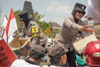 Polwan Polres Blitar Berikan Pelayanan Humanis, Berbagi Air hingga Bersihkan Sampah Bersama Massa Aksi