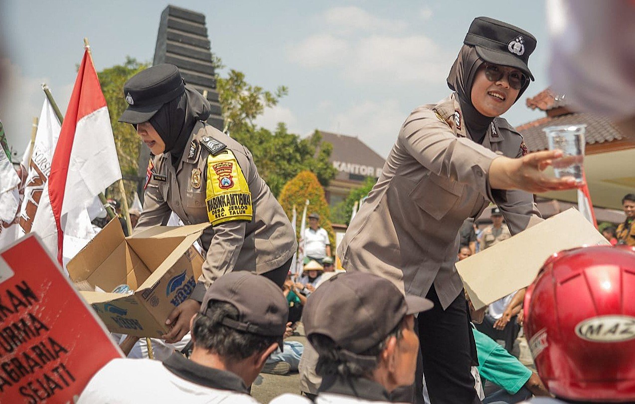 Polwan Polres Blitar Berikan Pelayanan Humanis, Berbagi Air hingga Bersihkan Sampah Bersama Massa Aksi