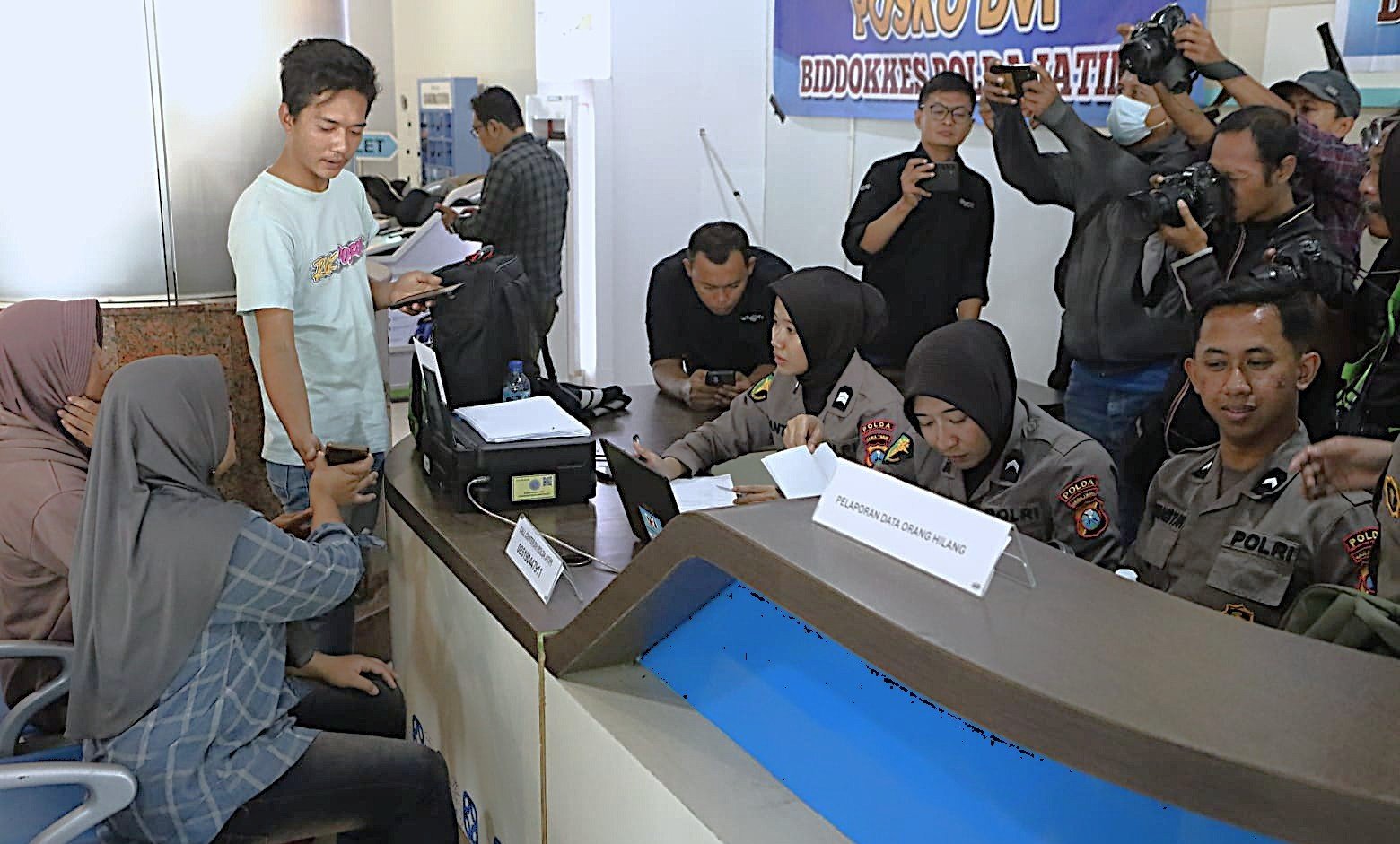 Posko DVI yang didirikan di Kawasan Tanjung Perak, Surabaya, tetap disiagakan penuh untuk melayani pihak keluarga dan mengumpulkan data yang diperlukan