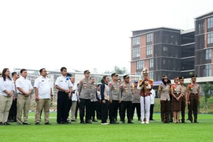 Wakapolri meninjau sejumlah fasilitas utama sekolah, mulai dari lapangan sepak bola dan lintasan jogging, ruang siswa, asrama, rumah tenaga pendidik, perpustakaan hingga laboratorium robotik.