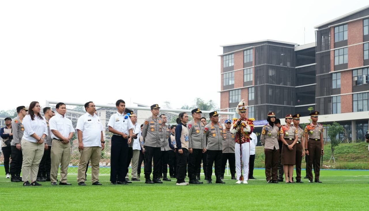 Wakapolri meninjau sejumlah fasilitas utama sekolah, mulai dari lapangan sepak bola dan lintasan jogging, ruang siswa, asrama, rumah tenaga pendidik, perpustakaan hingga laboratorium robotik.