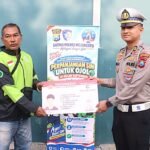 Sebagai wujud apresiasi kepada para pengemudi ojol, Satlantas Polres Mojokerto membagikan reward berupa fasilitas pembuatan SIM C gratis serta penyaluran bantuan paket sembako