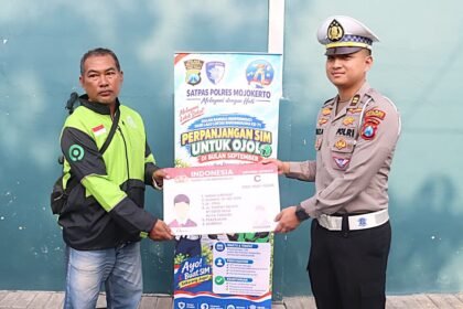 Sebagai wujud apresiasi kepada para pengemudi ojol, Satlantas Polres Mojokerto membagikan reward berupa fasilitas pembuatan SIM C gratis serta penyaluran bantuan paket sembako
