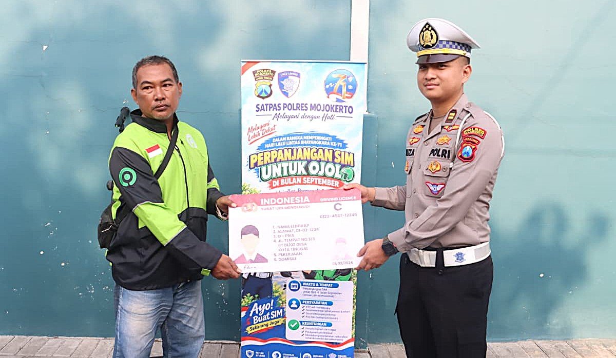 Sebagai wujud apresiasi kepada para pengemudi ojol, Satlantas Polres Mojokerto membagikan reward berupa fasilitas pembuatan SIM C gratis serta penyaluran bantuan paket sembako
