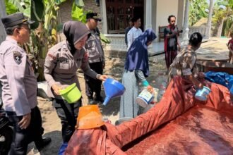 Tanggap Darurat Kekeringan, Polres Bojonegoro Pasok Air Bersih ke Kecamatan Dander