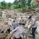 Saat Galodo Menerjang Solok, Polri Hadir Melayani: SAR Dikerahkan, Mapolres Jadi Tempat Pengungsian