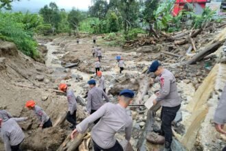 Saat Galodo Menerjang Solok, Polri Hadir Melayani: SAR Dikerahkan, Mapolres Jadi Tempat Pengungsian
