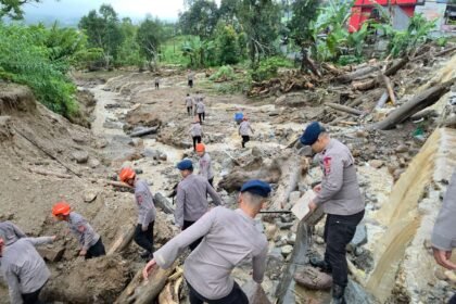 Saat Galodo Menerjang Solok, Polri Hadir Melayani: SAR Dikerahkan, Mapolres Jadi Tempat Pengungsian