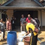 Kemarau panjang yang masih melanda Kabupaten Trenggalek Jawa Timur mengakibatkan puluhan desa mengalami krisis air bersih