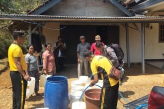 Kemarau panjang yang masih melanda Kabupaten Trenggalek Jawa Timur mengakibatkan puluhan desa mengalami krisis air bersih
