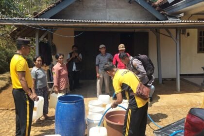 Kemarau panjang yang masih melanda Kabupaten Trenggalek Jawa Timur mengakibatkan puluhan desa mengalami krisis air bersih