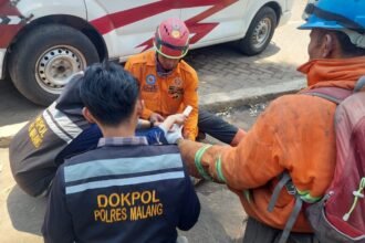 Polres Malang Libatkan Tim Dokkes, Menjaga Napas Para Penjinak Api Karhutla di Lereng Bromo
