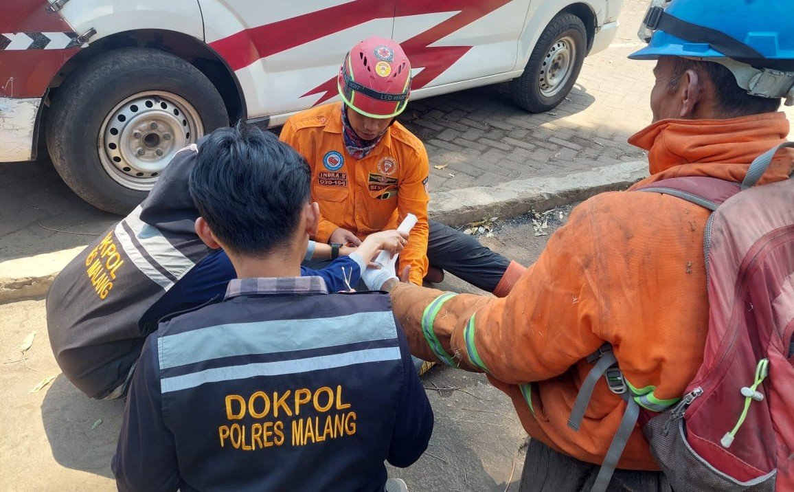 Polres Malang Libatkan Tim Dokkes, Menjaga Napas Para Penjinak Api Karhutla di Lereng Bromo