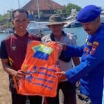 Keselamatan Nelayan Jadi Prioritas, Satpolairud Polresta Banyuwangi Bagikan Life Jacket