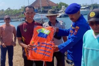 Keselamatan Nelayan Jadi Prioritas, Satpolairud Polresta Banyuwangi Bagikan Life Jacket