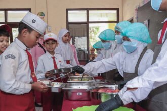 Pastikan Higienis, Kapolres Malang Cek Pilot Project MBG Konsep Prasmanan