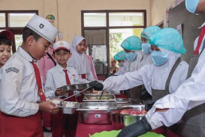 Pastikan Higienis, Kapolres Malang Cek Pilot Project MBG Konsep Prasmanan